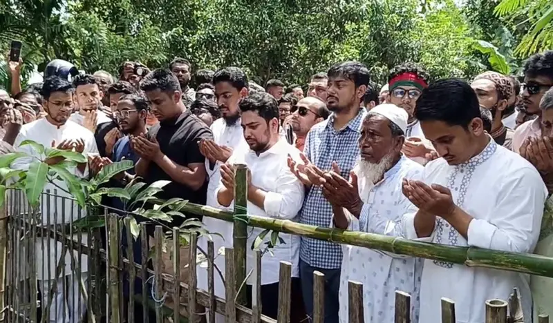 রংপুরের পীরগঞ্জে শহীদ আবু সাঈদের কবর জিয়ারত করলেন এনসিপির নেতৃবৃন্দ রংপুরের পীরগঞ্জে শহীদ আবু সাঈদের কবর জিয়ারত করলেন এনসিপির নেতৃবৃন্দ
