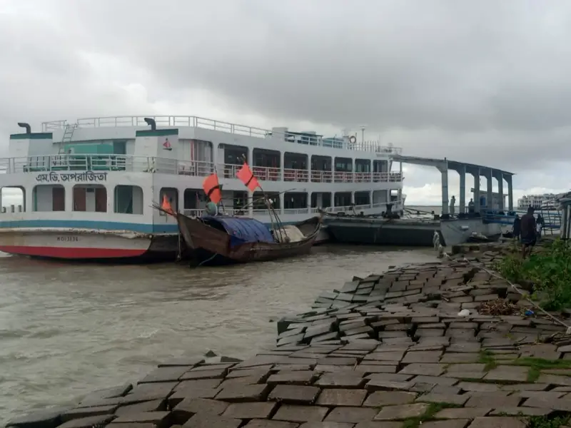 সমুদ্র বন্দরে ৩ নম্বর সংকেত, ৬ রুটে লঞ্চ চলাচল বন্ধ