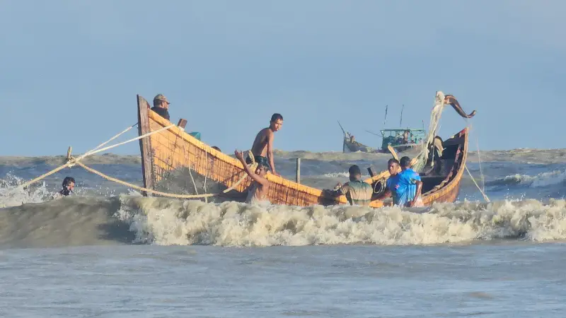 বঙ্গোপসাগরে ট্রলার ডুবি, ৩ ঘন্টা সমুদ্রে ভাসার পর স্থানীয়দের সহায়তায় ৭ জেলে উদ্ধার