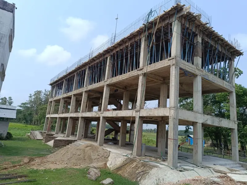 স্কুলের ভবন নির্মাণ কাজে নিম্নমানের সামগ্রী ব্যবহারের অভিযোগ