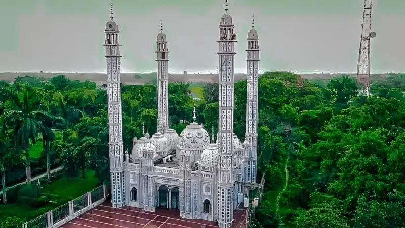 দেবীদ্বারে পর্যটকদের নজর কাড়ছে ব্যতিক্রমী সাত গম্বুজ মসজিদ