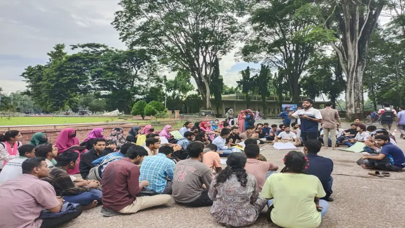 বিভাগের নাম পরিবর্তনের সিদ্ধান্ত না হওয়ায় অনশনে ফোকলোর বিভাগের শিক্ষার