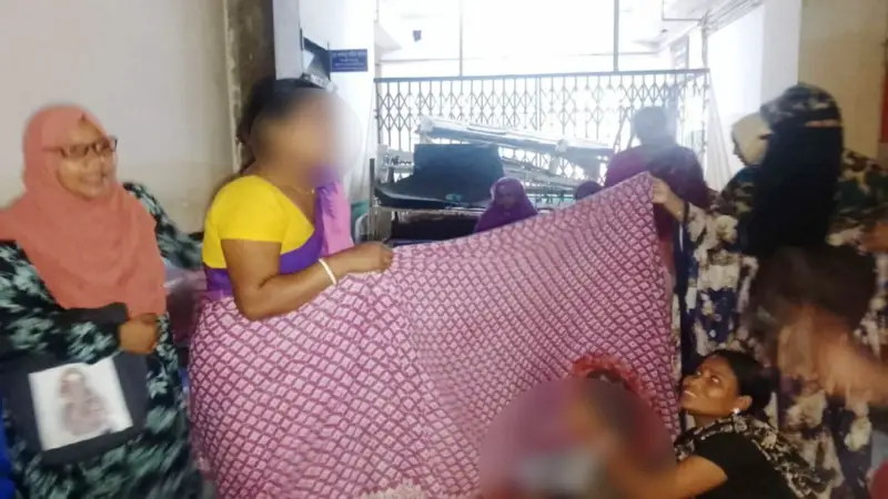 ওয়ার্ডের বাইরেই দুই প্রসূতির সন্তান প্রসব