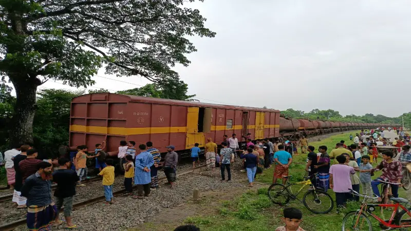 চুয়াডাঙ্গার উথলীতে তেলবাহী ট্রেনের একটি বগি সহ গার্ড ব্রেক লাইনচ্যুত চুয়াডাঙ্গার উথলীতে তেলবাহী ট্রেনের একটি বগি সহ গার্ড ব্রেক লাইনচ্যুত