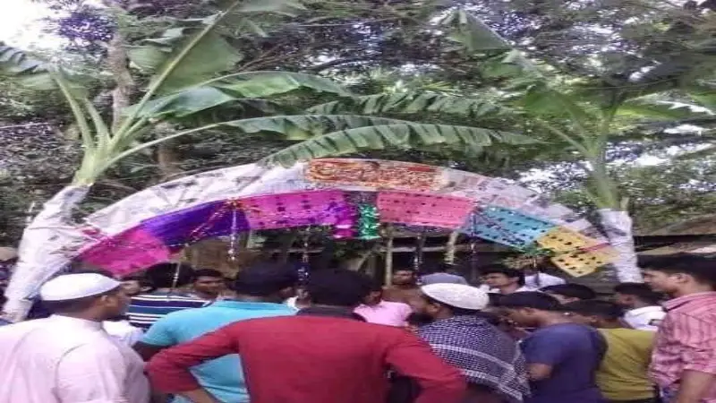 গ্রামের বিয়ের সেই কলা গাছের গেট বিলুপ্ত প্রায় গ্রামের বিয়ের সেই কলা গাছের গেট বিলুপ্ত প্রায়