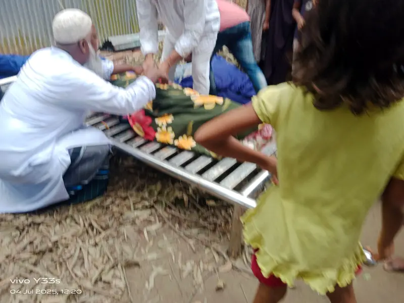 মোটরসাইকেলের জন্য বাবাকে পিটিয়ে হত্যা করল ছেলে মোটরসাইকেলের জন্য বাবাকে পিটিয়ে হত্যা করল ছেলে