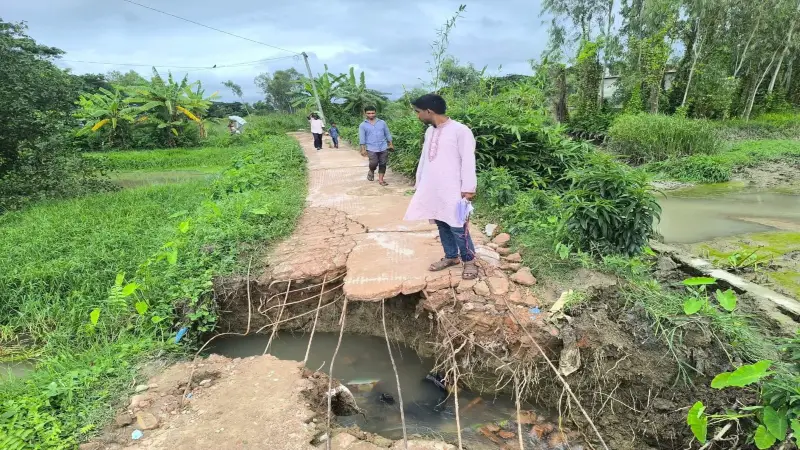 আনোয়ারায় সড়ক ভেঙে তিন গ্রামের যোগাযোগ বিচ্ছিন্ন আনোয়ারায় সড়ক ভেঙে তিন গ্রামের যোগাযোগ বিচ্ছিন্ন