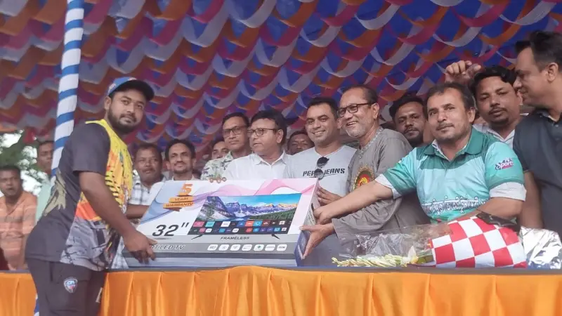 আগামী দিনে আমাদের প্রজন্ম থেকে যেন ভালো ফুটবলার হয় আগামী দিনে আমাদের প্রজন্ম থেকে যেন ভালো ফুটবলার হয়