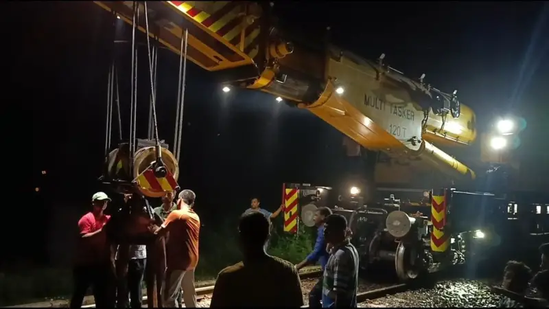 ৫ ঘন্টা পর খুলনার সাথে সারাদেশের রেল যোগাযোগ শুরু ৫ ঘন্টা পর খুলনার সাথে সারাদেশের রেল যোগাযোগ শুরু