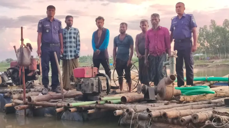 সেনাবাহিনীর অভিযানে অবৈধ ড্রেজার মেশিন জব্দ, গ্রেফতার ৬ সেনাবাহিনীর অভিযানে অবৈধ ড্রেজার মেশিন জব্দ, গ্রেফতার ৬
