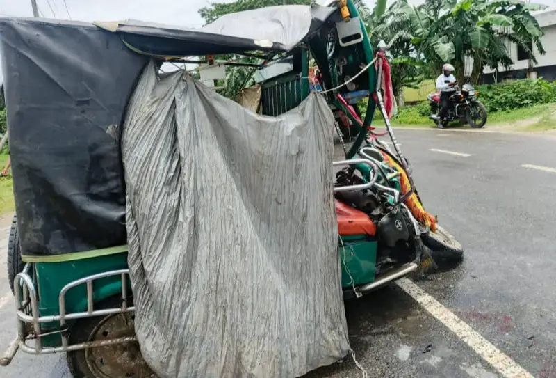 গফরগাঁওয়ে ট্রাক-অটো রিকশার  মুখোমুখি সংঘর্ষে নিহত ২, আহত ২
