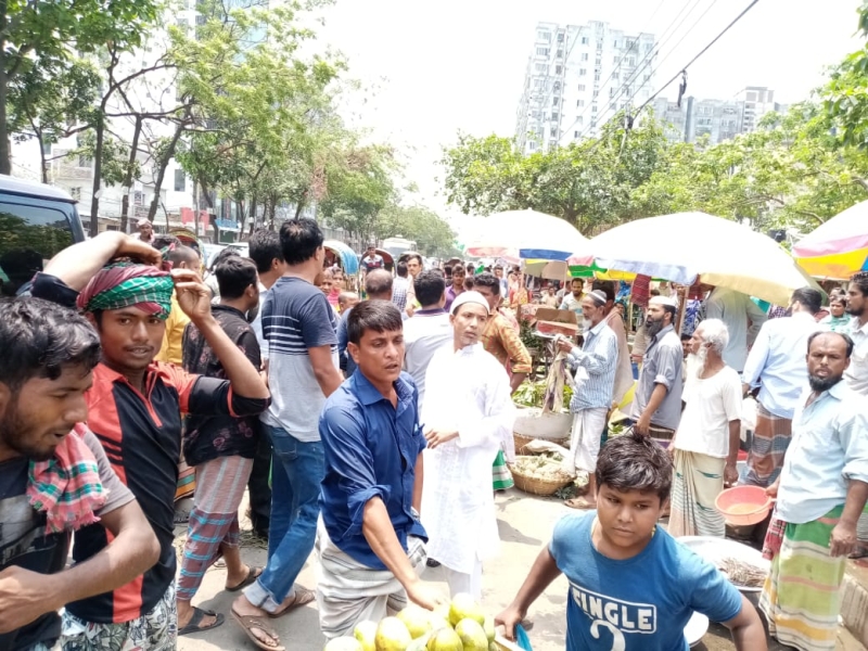 মিরপুরে বেদখলকাণ্ডে পথচারীদের কাজেই আসছে না ফুটপাত মিরপুরে বেদখলকাণ্ডে পথচারীদের কাজেই আসছে না ফুটপাত