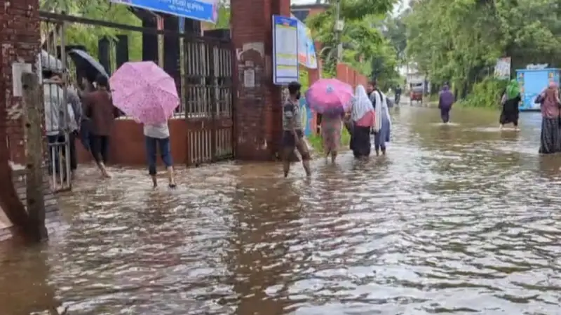 বৃষ্টি ও জলাবদ্ধতায় নাকাল লক্ষ্মীপুরবাসী বৃষ্টি ও জলাবদ্ধতায় নাকাল লক্ষ্মীপুরবাসী