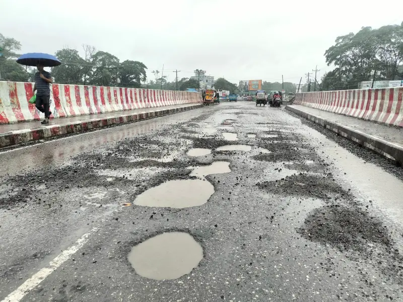 টানা বর্ষণে ঢাকা-বরিশালের মহাসড়কের খানাখন্দ, যান চলাচল ঝুঁকিতে টানা বর্ষণে ঢাকা-বরিশালের মহাসড়কের খানাখন্দ, যান চলাচল ঝুঁকিতে