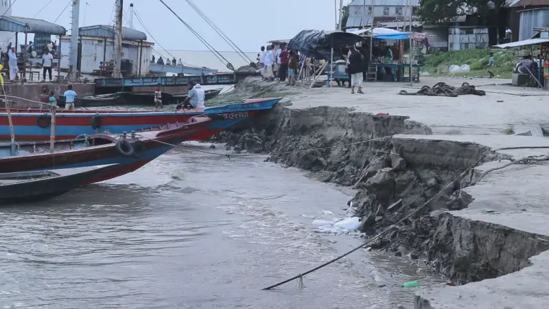 পাবনায় নদী ভাঙনে বিলীনের পথে ফেরিঘাট, আতঙ্কে তীরের বাসিন্দারাও পাবনায় নদী ভাঙনে বিলীনের পথে ফেরিঘাট, আতঙ্কে তীরের বাসিন্দারাও