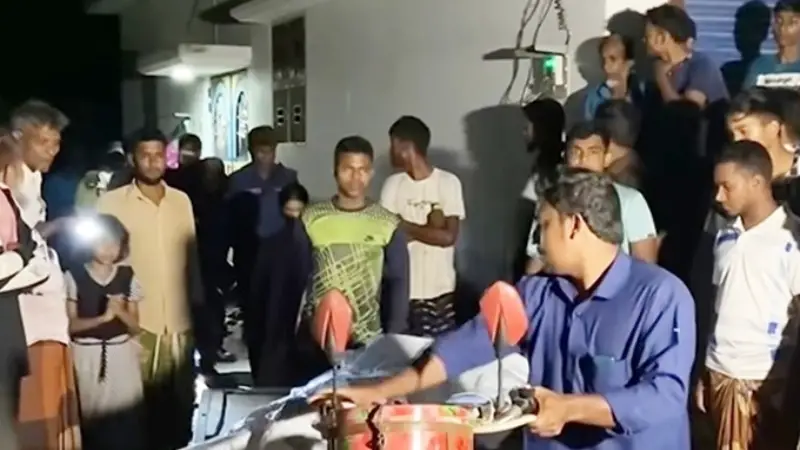 চাঁপাইনবাবগঞ্জে মাকে মারধর করায় মাদকাসক্ত ছেলেকে পিটিয়ে হত্যা চাঁপাইনবাবগঞ্জে মাকে মারধর করায় মাদকাসক্ত ছেলেকে পিটিয়ে হত্যা