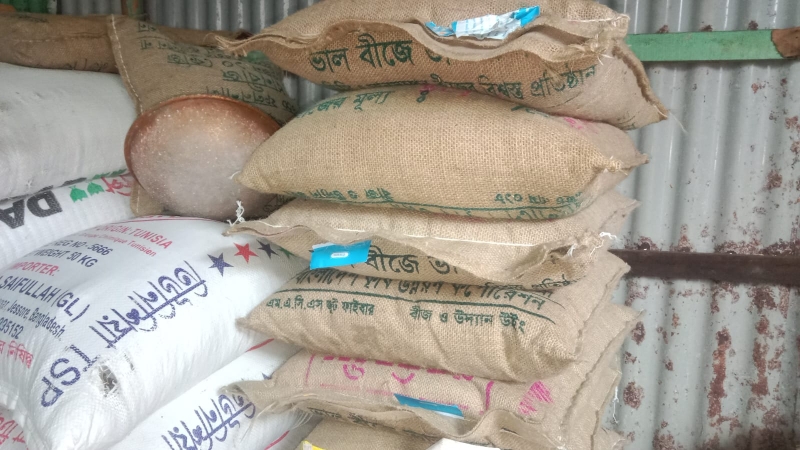 বিএডিসির ধান না পেয়ে চড়ামূল্যে কোম্পানির ধান কিনতে বাধ্য হচ্ছে চাষিরা বিএডিসির ধান না পেয়ে চড়ামূল্যে কোম্পানির ধান কিনতে বাধ্য হচ্ছে চাষিরা
