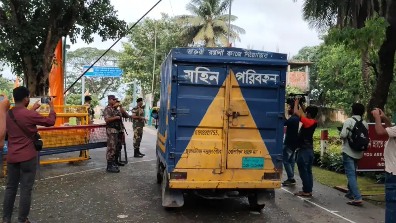 ত্রিপুরা রাজ্য সরকারকে ৩০০ কেজি হাড়িভাঙ্গা আম উপহার দিলেন প্রধান উপদেষ্টা ত্রিপুরা রাজ্য সরকারকে ৩০০ কেজি হাড়িভাঙ্গা আম উপহার দিলেন প্রধান উপদেষ্টা