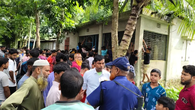 খাটের ওপর পড়েছিল যুবকের গলাকাটা মরদেহ খাটের ওপর পড়েছিল যুবকের গলাকাটা মরদেহ