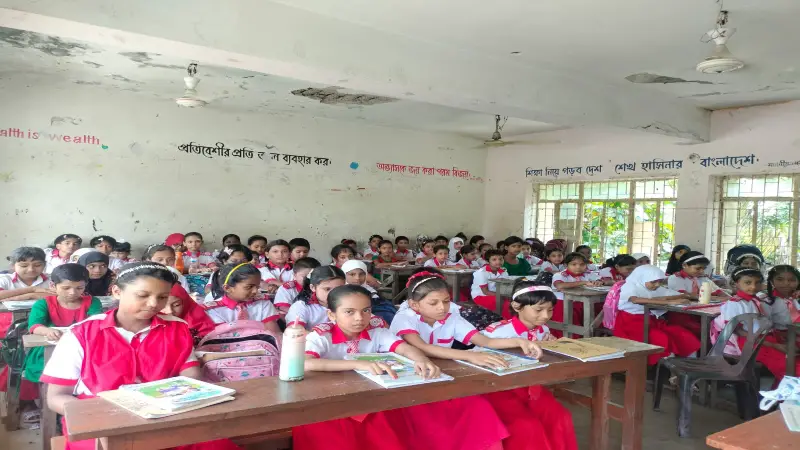 বাকেরগঞ্জে মডেল প্রাথমিক বিদ্যালয়ে এক হাজার শিক্ষার্থীর জীবন ঝুঁকিতে বাকেরগঞ্জে মডেল প্রাথমিক বিদ্যালয়ে এক হাজার শিক্ষার্থীর জীবন ঝুঁকিতে