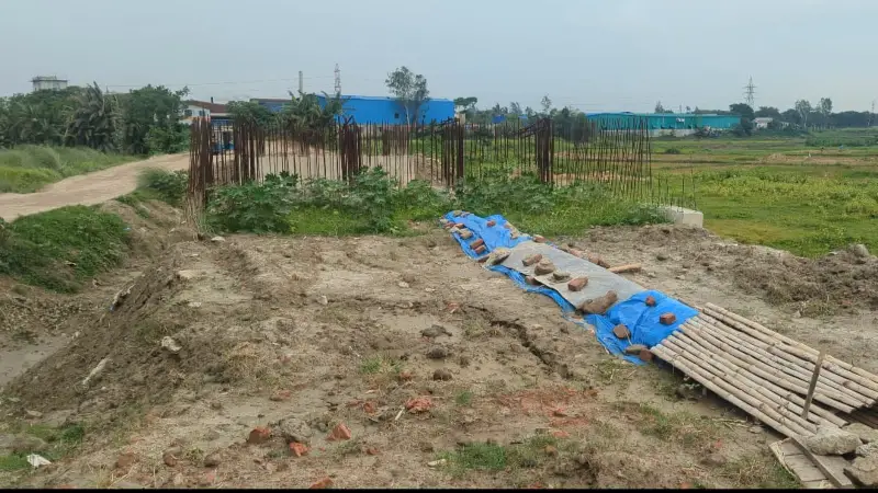 তিন বছরেও শেষ হয়নি সেতু নির্মাণের কাজ তিন বছরেও শেষ হয়নি সেতু নির্মাণের কাজ