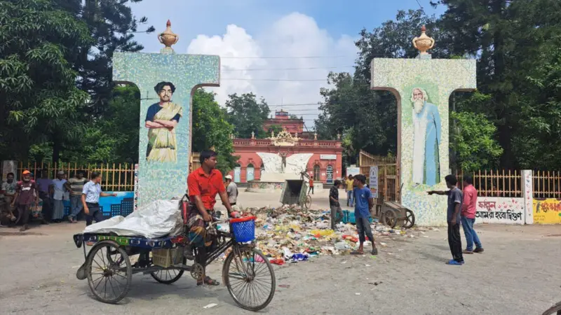 কুষ্টিয়া পৌরসভার গেটে ময়লা আবর্জনা ফেলে পরিচ্ছন্নতা কর্মীদের কর্মবিরতি কুষ্টিয়া পৌরসভার গেটে ময়লা আবর্জনা ফেলে পরিচ্ছন্নতা কর্মীদের কর্মবিরতি
