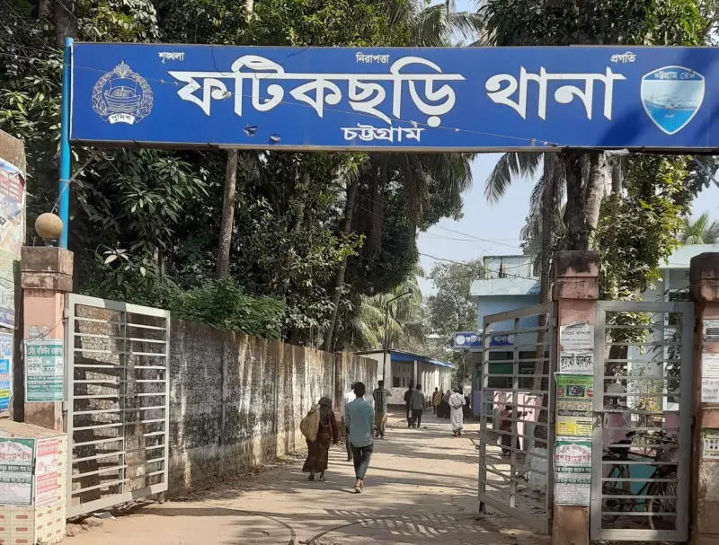 শ্রেণিকক্ষে ঢুকে ছাত্রদের সামনে শিক্ষককে মারধর; অভিযুক্ত আটক শ্রেণিকক্ষে ঢুকে ছাত্রদের সামনে শিক্ষককে মারধর; অভিযুক্ত আটক