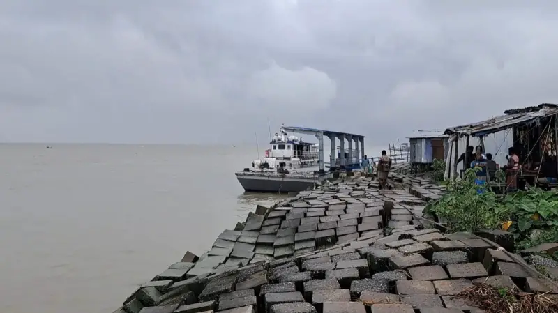 ভোলায় সমুদ্রে ৩ নম্বর সতর্ক সংকেত, ফের ১০টি নৌ-রুটে লঞ্চ, সি-ট্রাক চলাচল বন্ধ ভোলায় সমুদ্রে ৩ নম্বর সতর্ক সংকেত, ফের ১০টি নৌ-রুটে লঞ্চ, সি-ট্রাক চলাচল বন্ধ