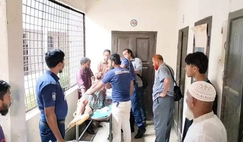 ৬৫ বছরের বৃদ্ধকে কুপিয়ে হত্যা ৬৫ বছরের বৃদ্ধকে কুপিয়ে হত্যা
