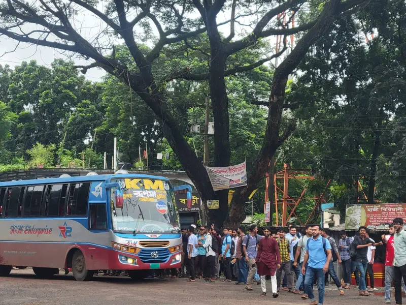 ইবি ছাত্রীকে মারধর, জনি বাসের রূট পারমিট বাতিলের দাবি ইবি ছাত্রীকে মারধর, জনি বাসের রূট পারমিট বাতিলের দাবি