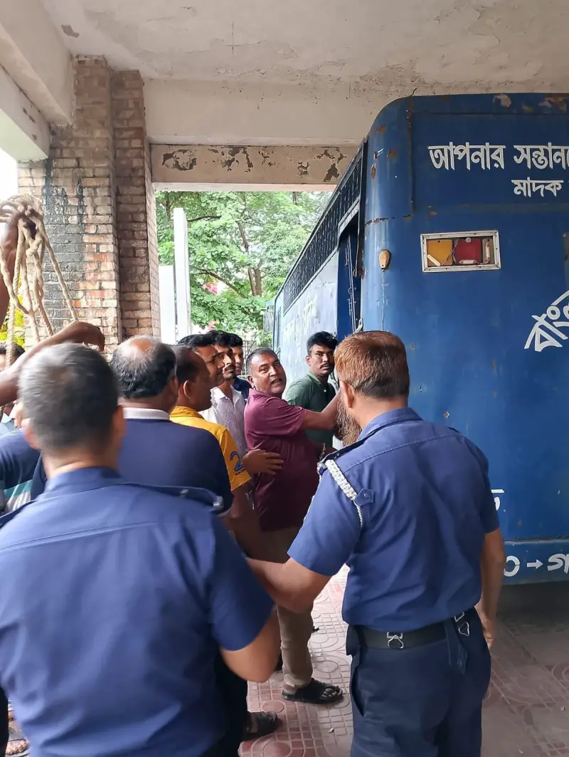পাবনায় বিএনপির দুইগ্রুপের সংঘর্ষ ও গোলাগুলি, ১২ নেতাকর্মী কারাগারে পাবনায় বিএনপির দুইগ্রুপের সংঘর্ষ ও গোলাগুলি, ১২ নেতাকর্মী কারাগারে