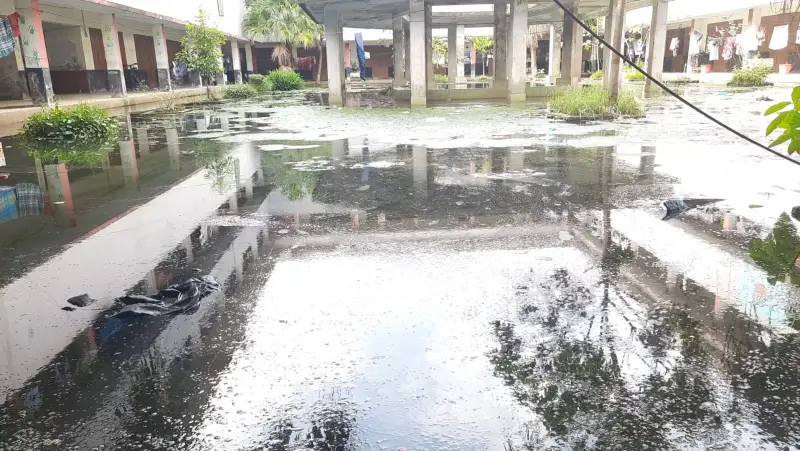 বৃষ্টি নেই, এখনও পানিতে ভাসছে ভিক্টোরিয়ার নজরুল হল বৃষ্টি নেই, এখনও পানিতে ভাসছে ভিক্টোরিয়ার নজরুল হল