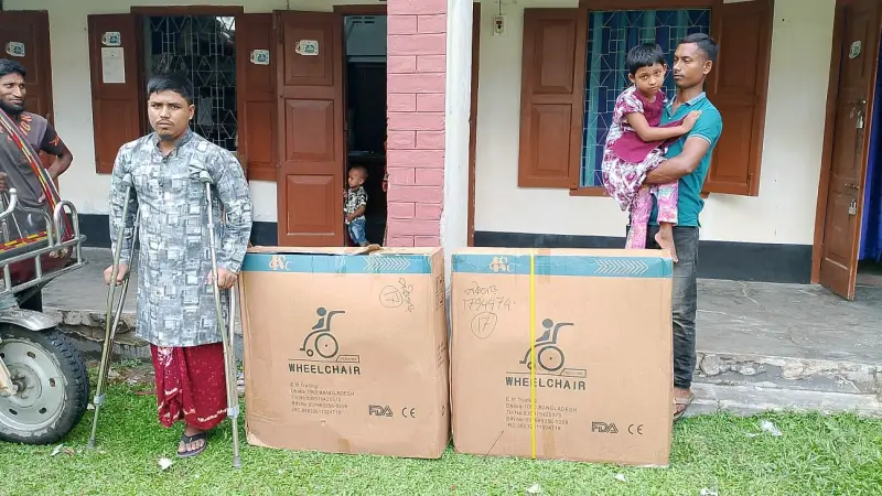 তেঁতুলিয়ায় ১৭ প্রতিবন্ধী পেলেন হুইলচেয়ার: চলার পথে নতুন স্বপ্ন তেঁতুলিয়ায় ১৭ প্রতিবন্ধী পেলেন হুইলচেয়ার: চলার পথে নতুন স্বপ্ন