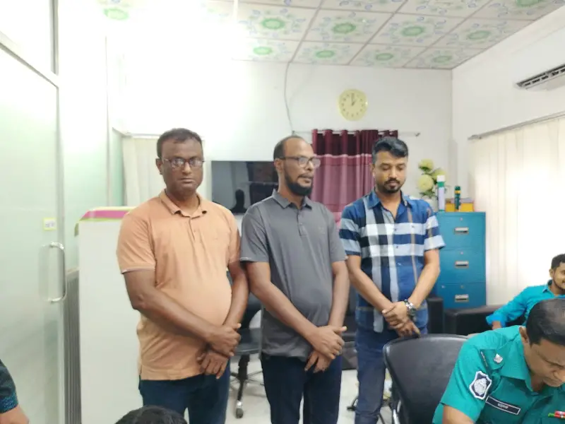রাবির ৩ কর্মকর্তাকে পুলিশে সোপর্দ করলেন ‘জুলাই বিপ্লব চেতনা বাস্তবায়ন কমিটি’র নেতা-কর্মীরা
