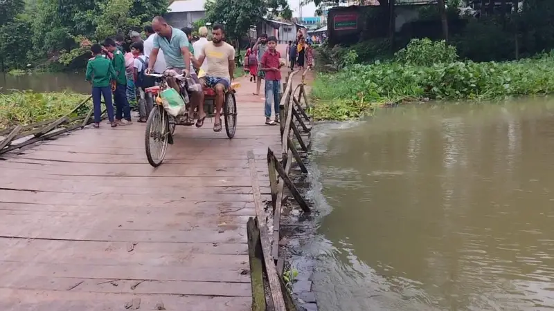 কোলাবাজার সেতুর কাজ থমকে, দুর্ভোগে ৩০ হাজার মানুষ কোলাবাজার সেতুর কাজ থমকে, দুর্ভোগে ৩০ হাজার মানুষ