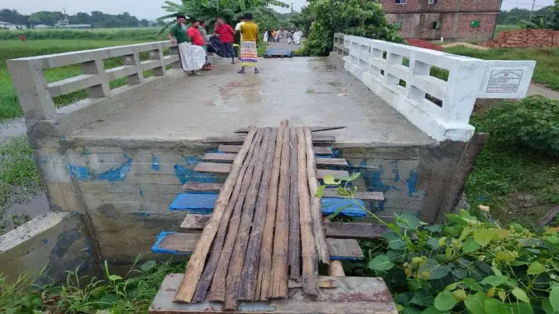 কার ভুলের খেসারত দিচ্ছে হাজারো মানুষ ও শিক্ষার্থীরা