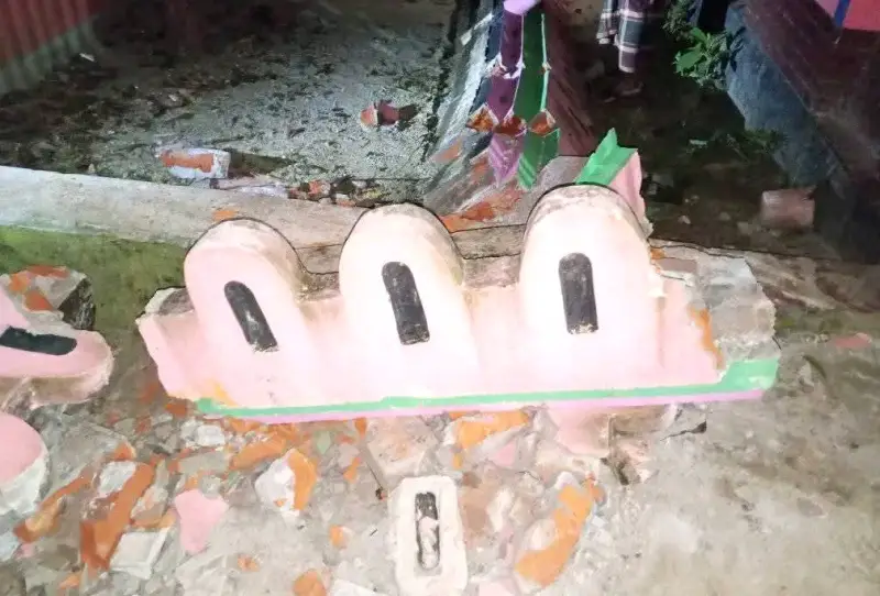 উলিপুরে মস‌জি‌দে নামাজ পড়‌তে গি‌য়ে রেলিং ভেঙে মুসল্লির মৃত‌্যু