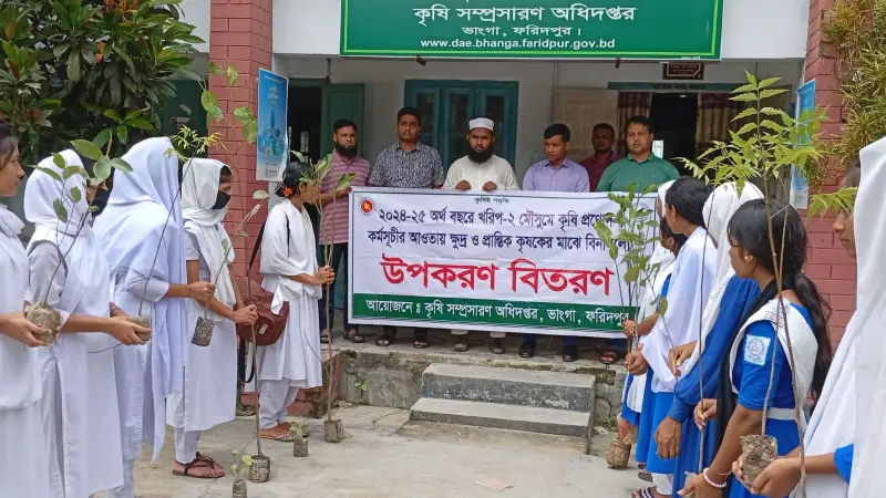 ৩৮টি শিক্ষা প্রতিষ্ঠানে ১৫০০শিক্ষার্থীদের মাঝে গাছের চারা বিতরণ ৩৮টি শিক্ষা প্রতিষ্ঠানে ১৫০০শিক্ষার্থীদের মাঝে গাছের চারা বিতরণ