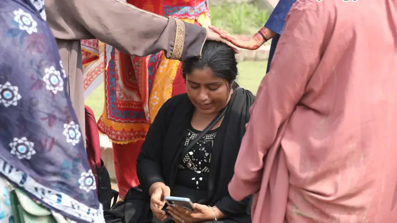 কোন ক্লাসে পড়ে, নাম কী: বাচ্চার খোঁজে পাগল বাবা-মা