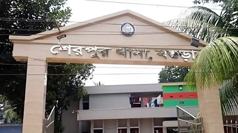 আ. লীগ নেতাকে ধরতে গিয়ে হামলার শিকার পুলিশ আ. লীগ নেতাকে ধরতে গিয়ে হামলার শিকার পুলিশ