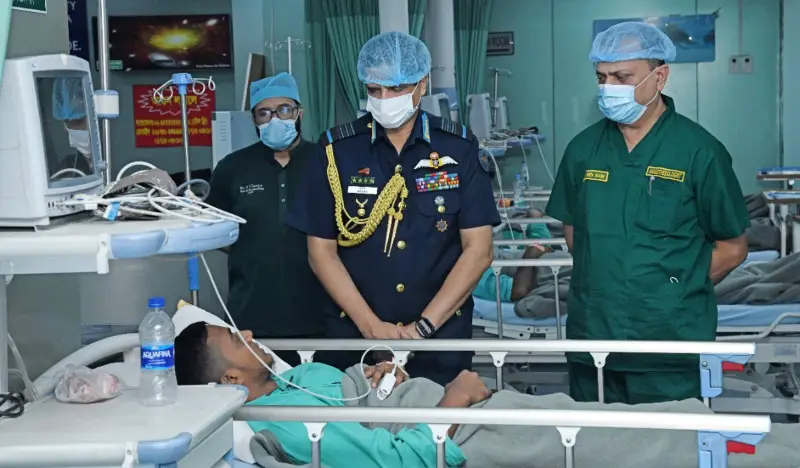 বিমান বিধ্বস্তের ঘটনায় আহতদের সুচিকিৎসার আশ্বাস বিমান বাহিনী প্রধানের বিমান বিধ্বস্তের ঘটনায় আহতদের সুচিকিৎসার আশ্বাস বিমান বাহিনী প্রধানের