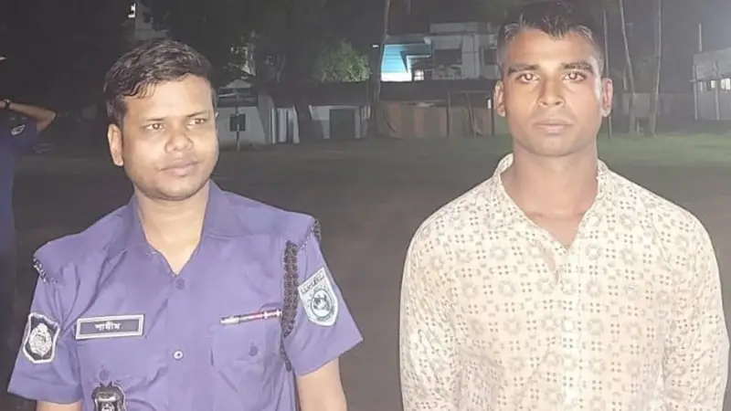 সেনা কর্মকর্তা সেজে প্রতারণার অভিযোগে ঠাকুরগাঁওয়ে এক যুবককে আটক করে সেনা ক্যাম্পে দিয়েছে এলাকাবাসী সেনা কর্মকর্তা সেজে প্রতারণার অভিযোগে ঠাকুরগাঁওয়ে এক যুবককে আটক করে সেনা ক্যাম্পে দিয়েছে এলাকাবাসী