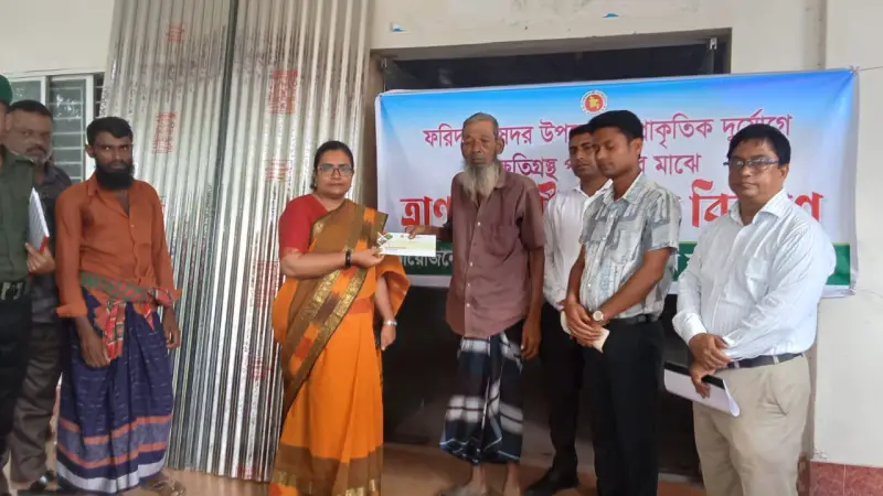 প্রাকৃতিক দুর্যোগে ক্ষতিগ্রস্তদের মধ্যে ত্রাণ সামগ্রী ও চেক বিতরণ প্রাকৃতিক দুর্যোগে ক্ষতিগ্রস্তদের মধ্যে ত্রাণ সামগ্রী ও চেক বিতরণ