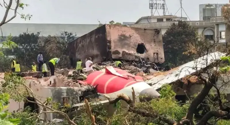 ভারতের বিমান দুর্ঘটনায় স্বজন দের কাছে ভুল মরদেহ হস্তান্তর, ক্ষুদ্ধ স্বজনরা ভারতের বিমান দুর্ঘটনায় স্বজন দের কাছে ভুল মরদেহ হস্তান্তর, ক্ষুদ্ধ স্বজনরা