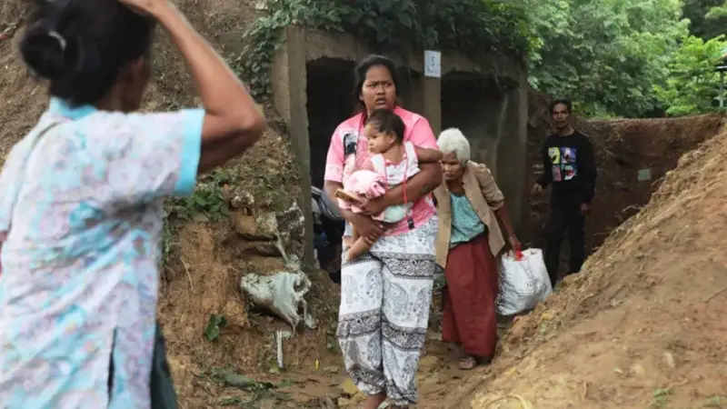 সীমান্ত উত্তপ্ত: কম্বোডিয়ার রকেট হামলায় থাইল্যান্ডে নিহত ১২ সীমান্ত উত্তপ্ত: কম্বোডিয়ার রকেট হামলায় থাইল্যান্ডে নিহত ১২