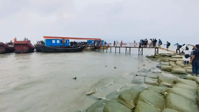 দূর্যোগপূর্ণ আবহাওয়া হাতিয়ার সাথে মূল ভূখন্ডের নৌ-যোগাযোগ বন্ধ দূর্যোগপূর্ণ আবহাওয়া হাতিয়ার সাথে মূল ভূখন্ডের নৌ-যোগাযোগ বন্ধ
