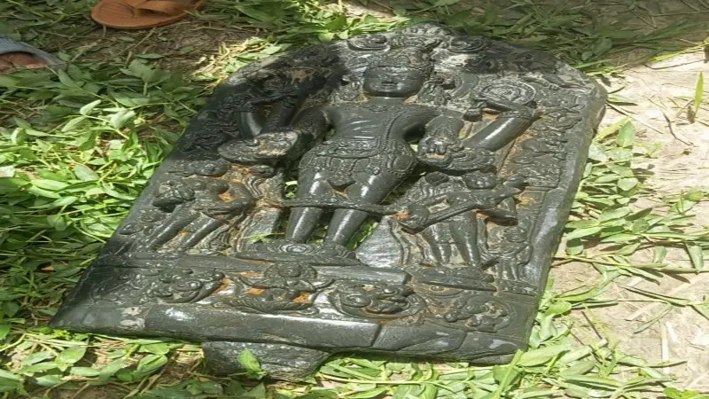 চাটমোহরে পুকুর থেকে প্রাচীন বিষ্ণুমূর্তি উদ্ধার চাটমোহরে পুকুর থেকে প্রাচীন বিষ্ণুমূর্তি উদ্ধার