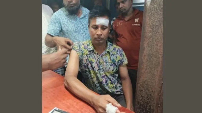 থানায় প্রবেশ করে ডিউটিরত পুলিশ কর্মকর্তাকে ছুরিকাঘাত, অস্ত্র ছিনিয়ে নেওয়ার চেষ্টা থানায় প্রবেশ করে ডিউটিরত পুলিশ কর্মকর্তাকে ছুরিকাঘাত, অস্ত্র ছিনিয়ে নেওয়ার চেষ্টা