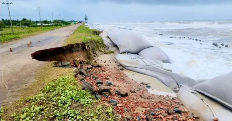 তীব্র ঢেউয়ের আঘাতে ভাঙছে মেরিন ড্রাইভ সড়ক! 