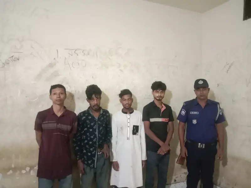 কুমিল্লায় ভুয়া সাংবাদিকসহ পাঁচজন গ্রেফতার, অস্ত্র উদ্ধার